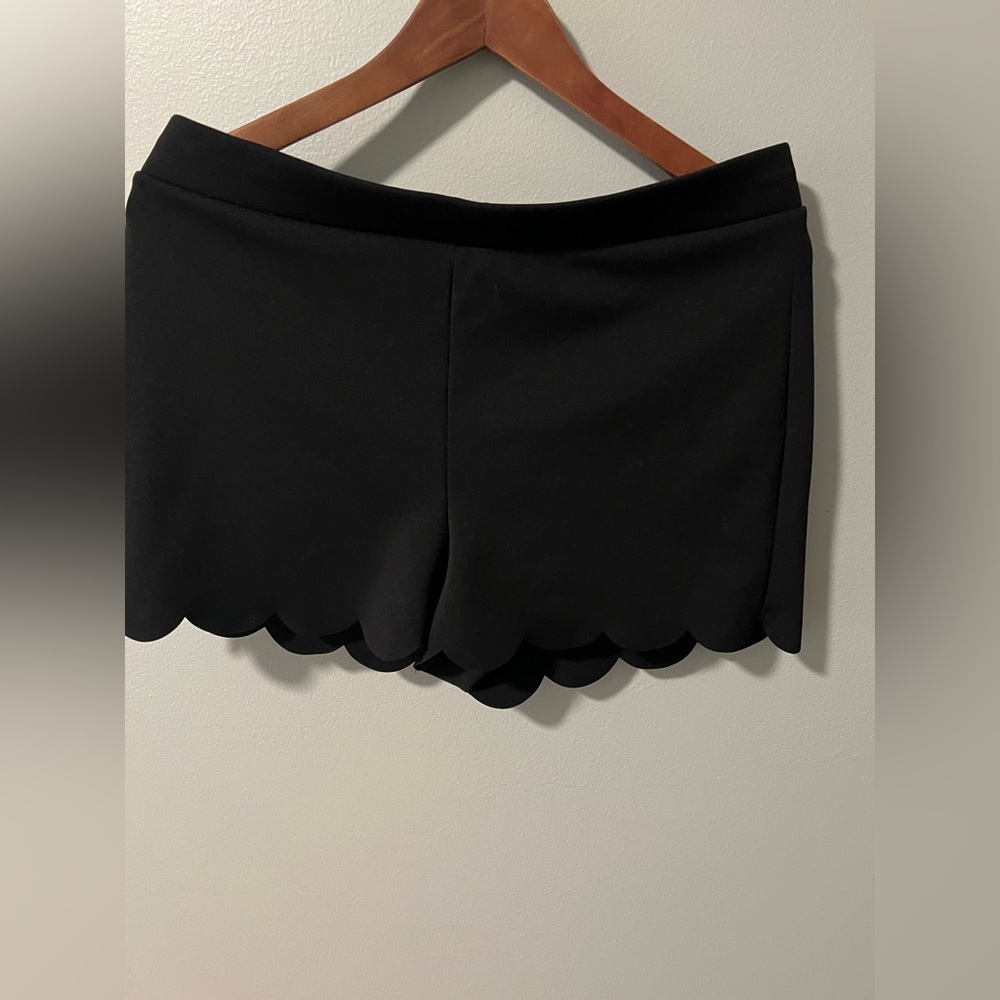 Express sz L scalloped shorts